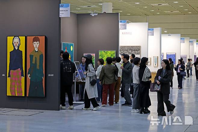 [서울=뉴시스] 박진희 기자 = 한국화랑협회는 8일 서울 강남구 코엑스에서 제44회 화랑미술제 개막식을 갖고 국내 정상급 갤러리들의 작품을 선보이고 있다. 이번 ‘2026 화랑미술제’는 오늘부터 12일까지 코엑스 C·D홀에서 개최되며, 169개 갤러리가 참여해 상반기 미술시장의 흐름을 가늠하는 바로미터로 주목된다. 2026.04.08. pak7130@newsis.com