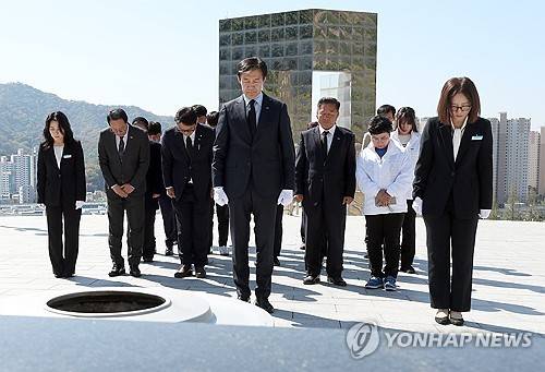 조국 대표 참배 [연합뉴스 제공]