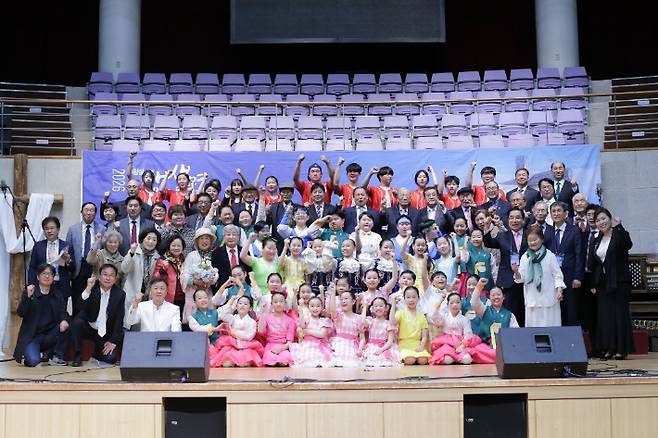 천안시기독교총연합회 2026부활절새생명문화축제 임원과 참가자들이 기념촬영을 하고있다. 천안시기독교총연합회 제공