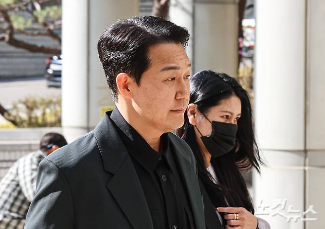 배우 박성웅이 8일 오후 서울 서초구 서울중앙지방법원에서 열린 임성근 전 해병대 1사단장의 국회증언감정법 위반 사건 관련 공판에 증인으로 출석하고 있다. 류영주 기자