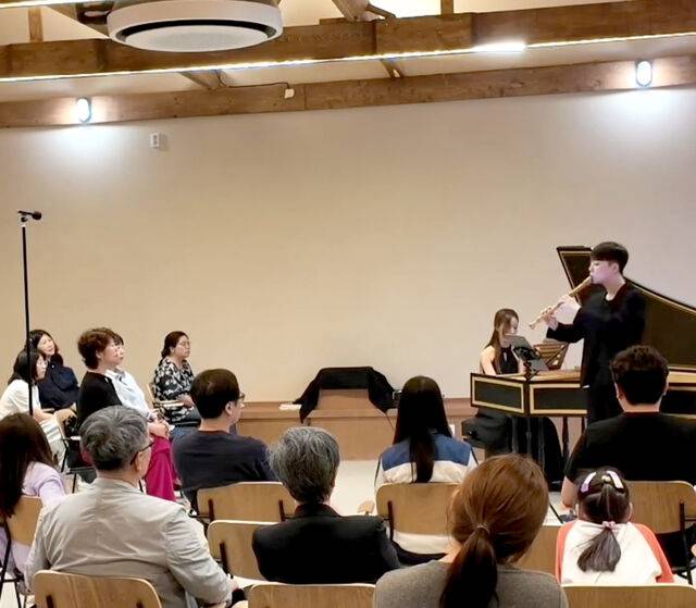 알프홀을 무료로 대관 받은 지역 청년 음악가는 자신이 하고 싶던 음악을 연주한다. 바드 챔버하우스 알프홀