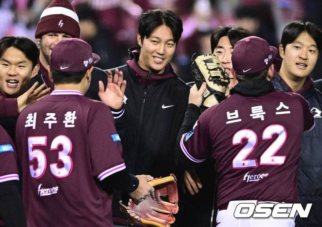 [OSEN=잠실, 조은정 기자]키움이 두산을 제물로 연패를 끊어냈다.&nbsp;프로야구 키움 히어로즈는 7일 서울 잠실구장에서 열린 2026 신한 SOL KBO리그 두산 베어스와의 시즌 첫 맞대결에서 5-2로 승리했다.&nbsp;키움 안우진이 승리를 기뻐하고 있다. 2026.04.07 /cej@osen.co.kr