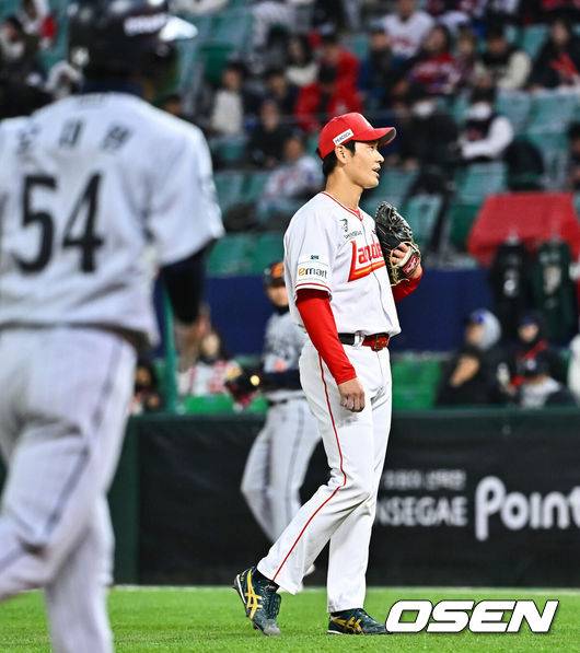 [OSEN=인천, 박준형 기자] 7일 오후 인천 SSG랜더스필드에서 ‘2026 신한 SOL Bank KBO리그'&nbsp;SSG 랜더스와 한화 이글스의 경기가 진행됐다.이날 SSG는 타케다를, 한화는 류현진을 선발투수로 내세웠다.3회초 무사 만루 SSG 선발투수 타케다가 노시환에게 밀어내기 볼넷 허용한뒤 아쉬워하고 있다       2026.04.07 / soul1014@osen.co.kr