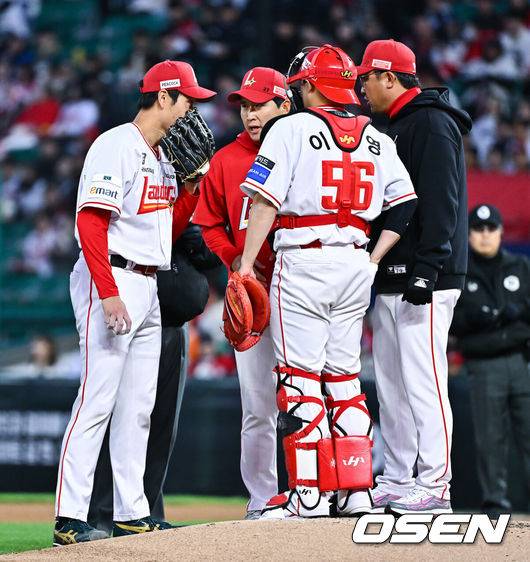 [OSEN=인천, 박준형 기자] 7일 오후 인천 SSG랜더스필드에서 ‘2026 신한 SOL Bank KBO리그'&nbsp;SSG 랜더스와 한화 이글스의 경기가 진행됐다.이날 SSG는 타케다를, 한화는 류현진을 선발투수로 내세웠다.3회초 무사 만루 SSG 선발투수 타케다가 경헌호 투수 코치와 이야기를 나누고 있다.       2026.04.07 / soul1014@osen.co.kr