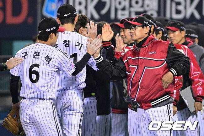 [OSEN=잠실, 조은정 기자] 프로야구 LG 트윈스가&nbsp;2일 잠실구장에서 열린 2026 KBO리그 KIA 타이거즈와 경기에서 2-1로 승리했다. LG 염경엽 감독이 구본혁과 승리를 기뻐하고 있다. 2026.04.02 /cej@osen.co.kr
