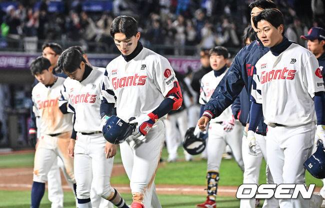 [OSEN=부산, 이석우 기자] 7일 부산 사직야구장에서 2026 신한 SOL KBO 리그 롯데 자이언츠와 KT 위즈의 경기가 열렸다. 홈팀 롯데는 나균안이, 방문팀 KT는 고영표가 선발 출전했다.롯데 자이언츠 선수들이 7연패하고 어두운 표정으로 팬들에게 인사를 하고 있다. 2026.04.07 / foto0307@osen.co.kr