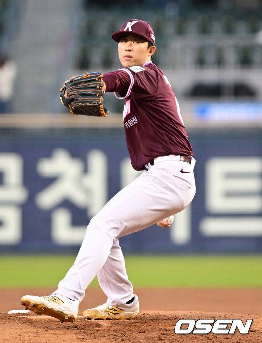 [OSEN=잠실, 조은정 기자]7일 서울 잠실야구장에서 '2026 신한 SOL Bank KBO리그' 키움 히어로즈와 두산 베어스의 경기가 열렸다.이날 두산은 최승용, 키움은 배동현을 선발로 내세웠다.1회말  키움 배동현이 역투하고 있다. 2026.04.07 /cej@osen.co.kr