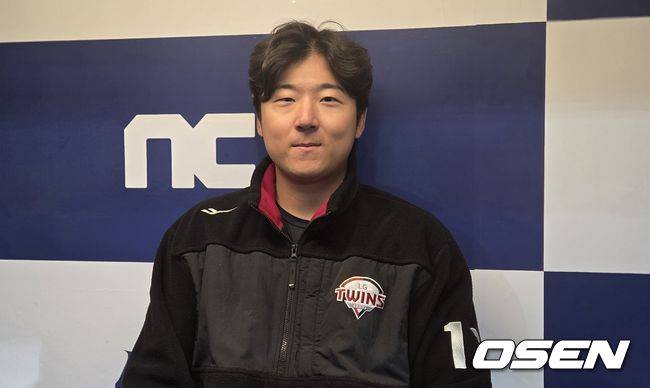 [OSEN=창원, 한용섭 기자] 프로야구 LG 트윈스 투수 송승기가 7일 창원 NC파크에서 NC 다이노스와 경기에 선발등판해 5이닝 무실점으로 시즌 첫 승을 기록했다. 경기 후 승리 소감을 말하고 있다. /orange@osen.co.kr