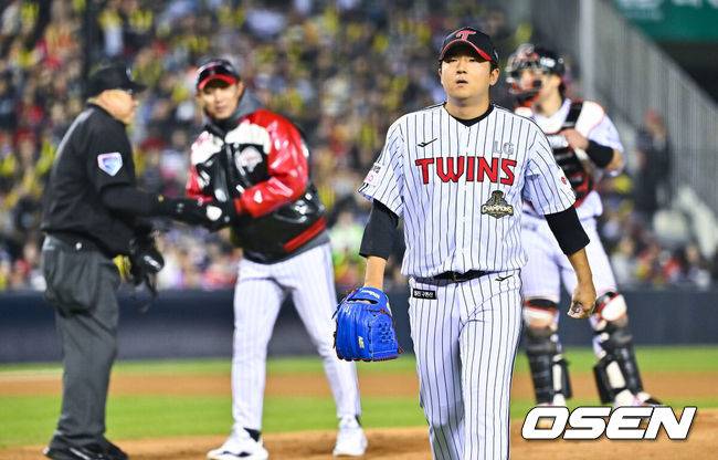 [OSEN=잠실, 박준형 기자] 1일 서울 잠실야구장에서 2026 신한 SOL KBO리그 LG 트윈스와 KIA 타이거즈의 경기가 열렸다. 이날 LG는 송승기를, KIA는 양현종을 선발로 내세웠다. 5회초 LG 선발투수 송승기가 교체되고 있다.  2026.04.01 / soul1014@osen.co.kr