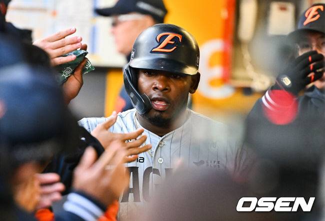 [OSEN=인천, 박준형 기자] 7일 오후 인천 SSG랜더스필드에서 ‘2026 신한 SOL Bank KBO리그'&nbsp;SSG 랜더스와 한화 이글스의 경기가 진행됐다.이날 SSG는 타케다를, 한화는 류현진을 선발투수로 내세웠다.1회초 1사 2루 한화 문현빈의 선취 1타점 적시타때 2루 주자 페라자가 선취득점 후 동료들의 축하를 받고 있다.   2026.04.07 / soul1014@osen.co.kr