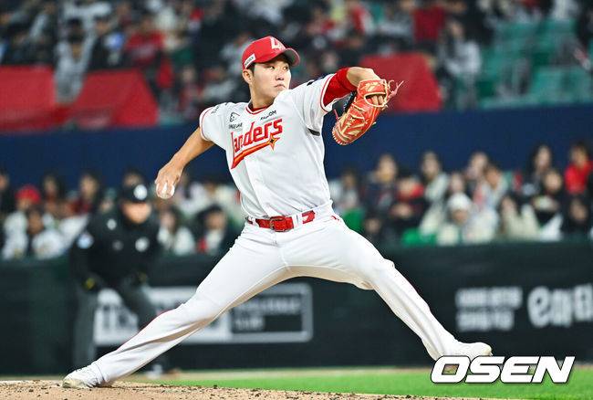 [OSEN=인천, 박준형 기자] 2일 오후 인천 SSG랜더스필드에서 2026 신한 SOL KBO리그&nbsp;SSG 랜더스와 키움 히어로즈의 경기가 진행됐다.이날 SSG는 최민준을, 키움은 정현우를 선발투수로 내세웠다. 4회초 SSG 최민준 선발투수가 역투하고 있다.  2026.04.02 / soul1014@osen.co.kr