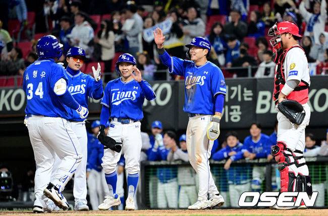 광주 팬들 앞에서 승부의 쐐기를 박는 스리런포를 터트리고 하이파이브를 나누는 최형우.