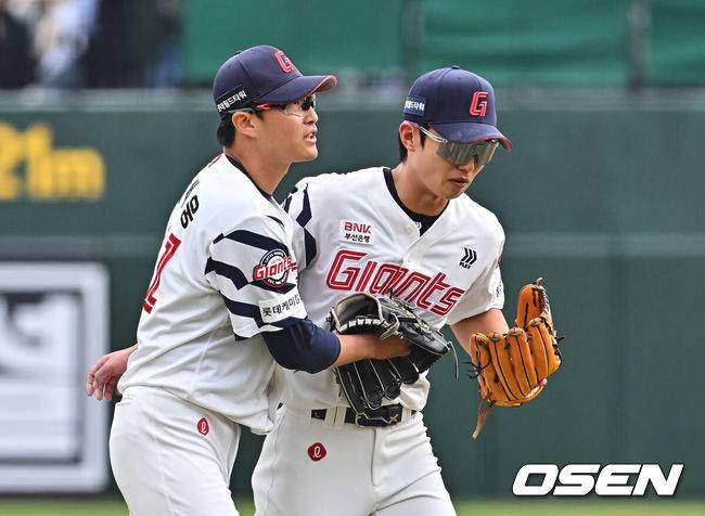 [OSEN=부산, 이석우 기자] 5일 부산 사직야구장에서 2026 신한 SOL KBO 리그 롯데 자이언츠와 SSG 랜더스의 경기가 열렸다. 홈팀 롯데는 박세웅이, 방문팀 SSG는 베니지아노가 선발 출전했다.롯데 자이언츠 선발 투수 박세웅이 1회초 수비를 마치고 송구 실책을 한 전민재를 감싸고 있다. 2026.04.05 / foto0307@osen.co.kr