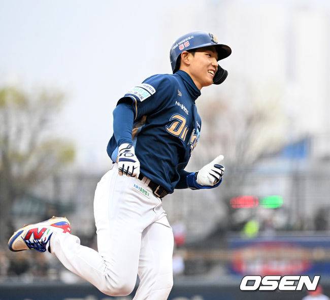 [OSEN=광주, 이대선 기자] 4일 광주-기아 챔피언스필드에서 2026 신한 SOL KBO리그 KIA 타이거즈와 NC 다이노스의 경기가 열렸다.이날 KIA는 이의리, NC는 커티스 테일러를 선발로 내세웠다.2회초 무사에서 NC 신재인이 좌월 솔로 홈런을 치고 그라운드를 달리고 있다. 2026.04.04 /sunday@osen.co.kr