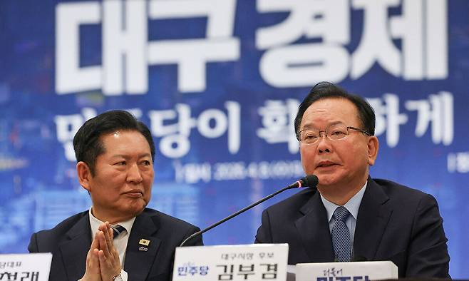 더불어민주당 대구시장 후보인 김부겸 전 국무총리가 8일 대구 북구 인터불고 엑스코 호텔에서 열린 현장 최고위원회의에서 발언하고 있다. 연합뉴스