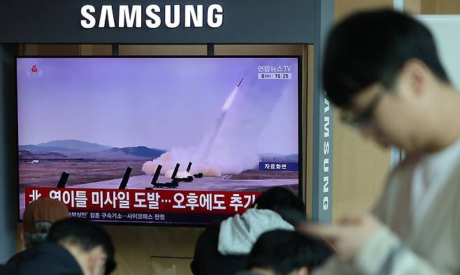 북한이 탄도미사일을 동해상에 발사한 8일 서울역 대합실에서 시민들이 TV를 통해 관련 뉴스를 지켜보고 있다. 뉴스1
