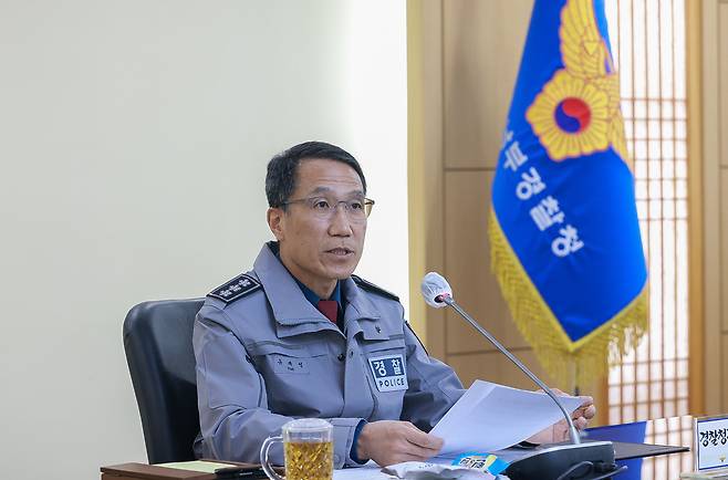 유재성 경찰청장 직무대행이 8일 경기남부경찰청을 찾아 허위·조작 정보에 대한 강력한 대응을 지시하고 있다. 경찰청 제공