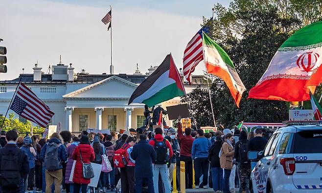 백악관 앞 들끓는 反戰 여론 7일(현지시간) 도널드 트럼프 미국 대통령의 이란에 대한 최후통첩 시한을 앞두고 시위대가 미국 국기와 이란 국기, 팔레스타인기 등을 흔들며 이란 전쟁을 규탄하고 휴전을 촉구하고 있다. 워싱턴=AP·로이터연합뉴스
