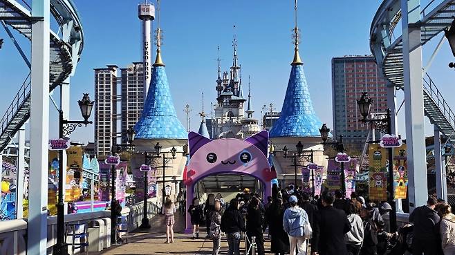 서울 잠실 롯데월드 어드벤처의 메이플스토리 아일랜드 존 입구.