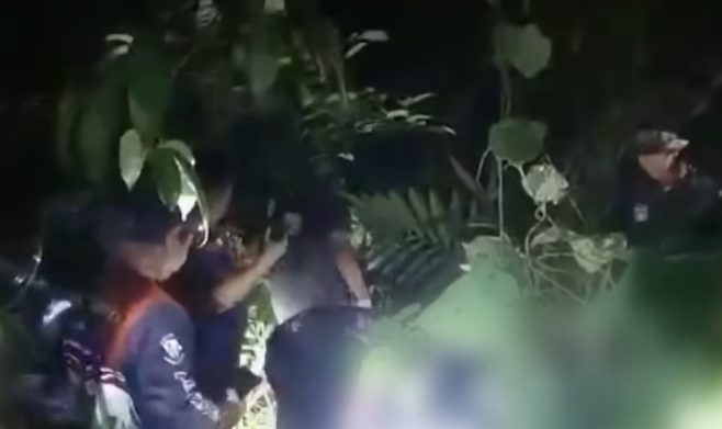 지난 4일(현지시간) 태국 남동부 뜨랏주의 한 과수원에서 구조대원들이 코끼리에 밟혀 사망한 60대 남성의 시신을 수습하고 있다. 채널7 보도화면 캡처