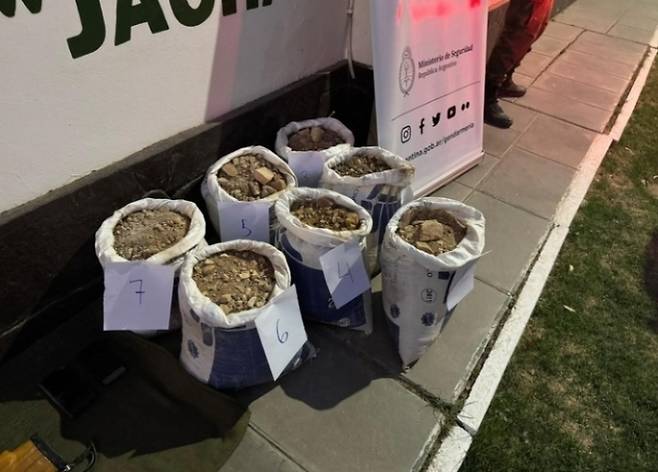 사진=몰래 안데스산맥을 넘은 칠레 광부들이 캔 금 원석 중 일부. 아르헨티나 방위군 제공