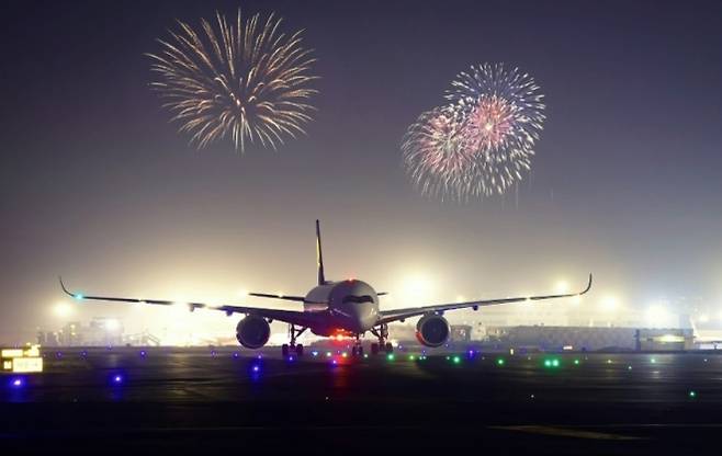 야간에 착륙 중인 비행기 뒤로 불꽃놀이가 펼쳐지고 있다. 해당 기사와 직접적 관련 없는 자료사진. 언스플래쉬