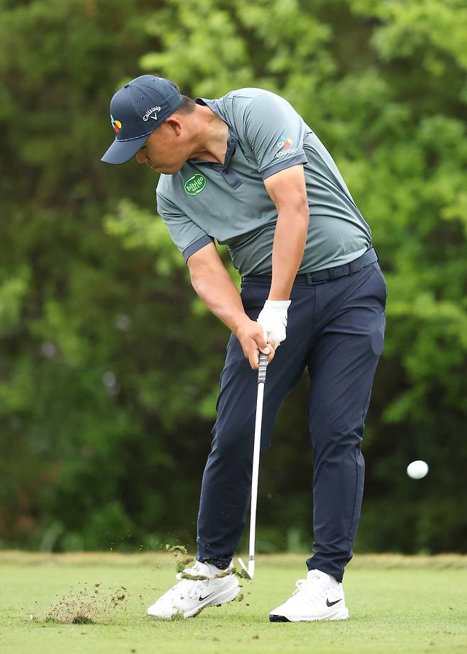 2일(현지 시간) 발레로 텍사스 오픈 1라운드에서 아이언 샷을 하는 김시우. AFP연합뉴스