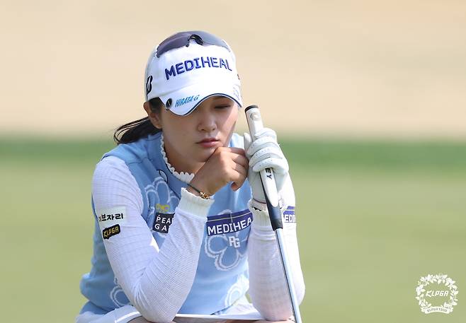그린 공략을 고심하고 있는 박현경. 사진 제공=KLPGA