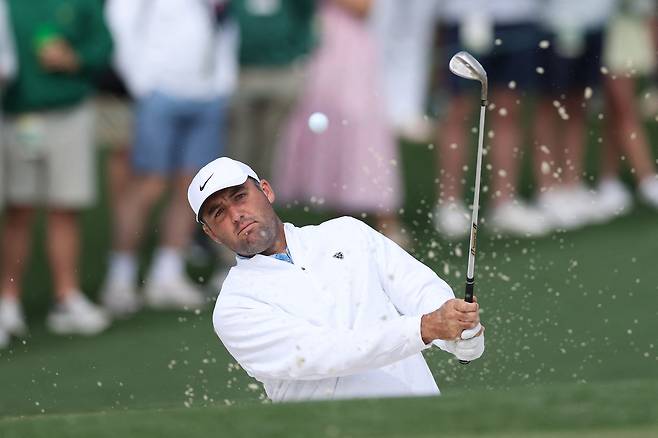 스코티 셰플러가 7일(현지 시간) 미국 조지아주 오거스타 내셔널GC에서 열린 제90회 마스터스 공식 연습 라운드 2번 홀에서 벙커 샷을 점검하고 있다. AFP연합뉴스