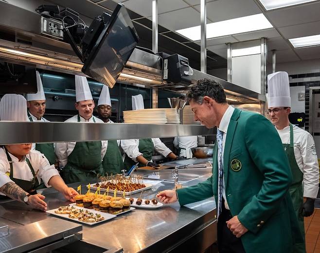 로리 매킬로이가 7일(현지 시간) 챔피언스 디너 행사에 앞서 만찬 메뉴를 하나씩 확인하고 있다. 마스터스 X 캡처