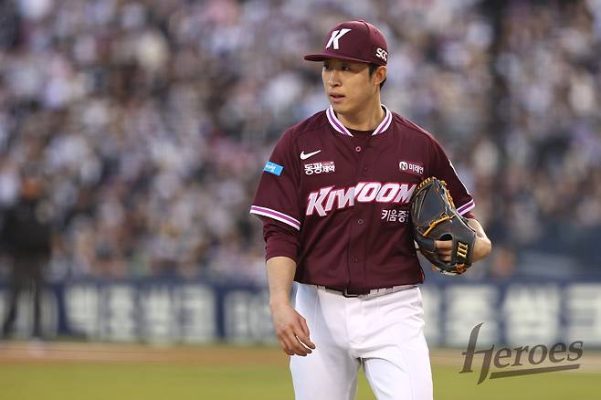 키움 배동현이 7일 잠실구장서 열린 두산전에서 이닝을 마친 뒤 덕아웃으로 향하고 있다. 사진제공|키움 히어로즈