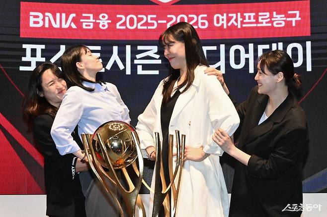 우리은행 김단비, 강계리, KB스타즈 박지수, 강이슬(왼쪽부터)이 6일 서울드래곤시티서 열린 PS 미디어데이서 필승의 각오를 드러내고 있다. 사진제공ㅣWKBL