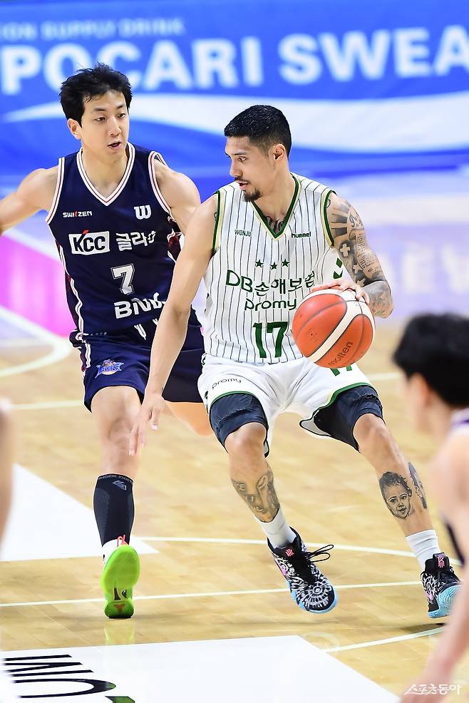 지난해 12월 6일 부산 사직체육관서 열린 정규리그 2라운드 경기에서 맞대결을 펼치는 KCC 허훈(왼쪽)과 DB 이선 알바노(오른쪽). 둘은 8일 같은 장소에서 펼쳐지는 정규리그 최종전서 어시스트 부문 1위를 놓고 재격돌한다. 사진제공|KBL