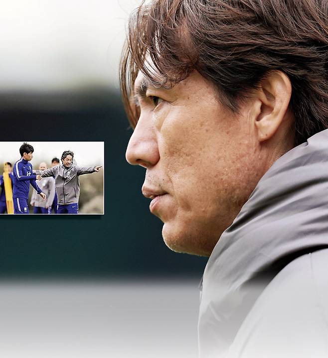 주앙 아로수 대표팀 수석코치가 지난달 코트디부아르와의 평가전을 앞두고 영국 밀턴킨스에서 훈련을 진행하며 홍현석에게 지시를 하고 있다. 오른쪽은 홍명보 감독. 대한축구협회 제공