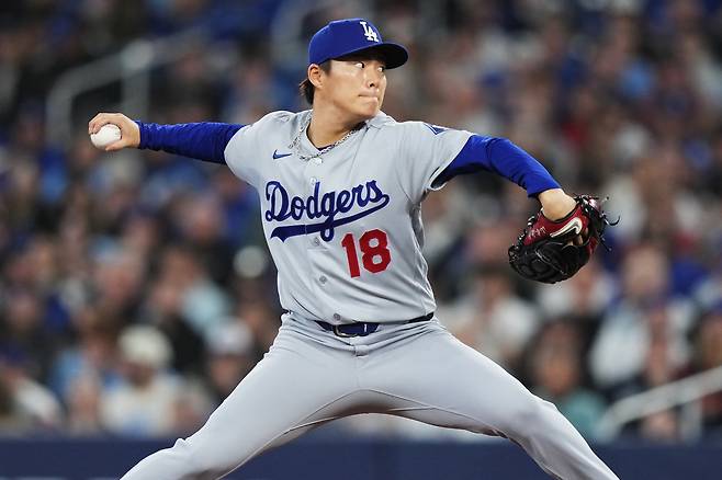 야마모토 요시노부가 8일 캐나다 온타리오주 토론토의 로저스 센터에서 열린 토론토 블루제이스와 2026 메이저리그 정규리그 원정 경기에 선발 등판해 공을 던지고 있다. 토론토 | AP연합뉴스