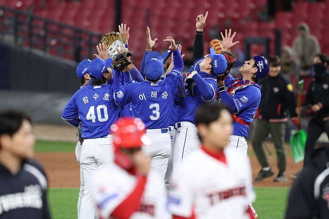 ▲ 승리 후 세리머니 중인 삼성 라이온즈 선수들 ⓒ삼성 라이온즈
