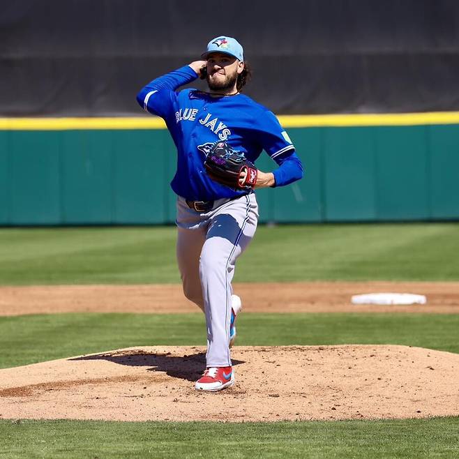 ▲ 폰세는 2027년 스프링트레이닝 정상 대기를 목표로 장기 재활에 들어갈 예정이다. 무릎이 투구에 미치는 영향을 생각하면 완벽한 재활이 필요하다 ⓒ토론토 구단 SNS