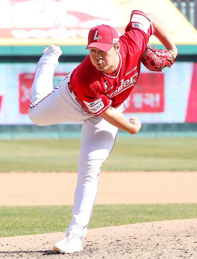 ▲ 워낙 뛰어난 수직무브먼트와 회전 수를 가지고 있는 전영준의 패스트볼은 긴 익스텐션까지 동반되며 타자들의 눈에는 훨씬 더 빠르게 느껴진다 ⓒSSG랜더스