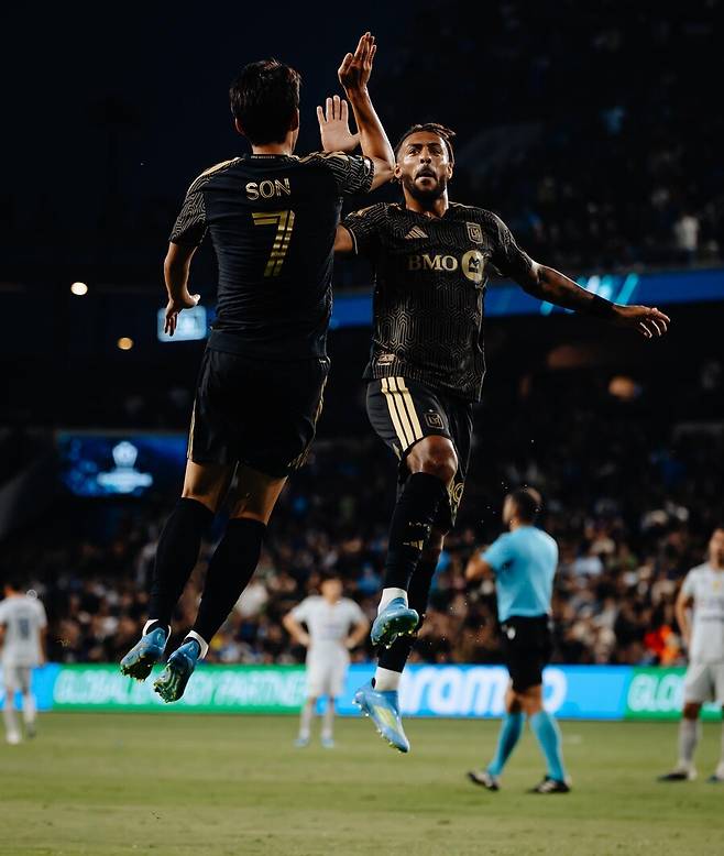 ▲ 손흥민은 이날 선발 명단에 이름을 올리며 팀 공격의 선봉에 선다. 비록 골 소식은 잠잠하지만, 직전 경기에서 보여준 도움 해트트릭 이상의 경이로운 조력 능력을 발판 삼아 이번엔 직접 골망을 흔들었다. ⓒLAFC