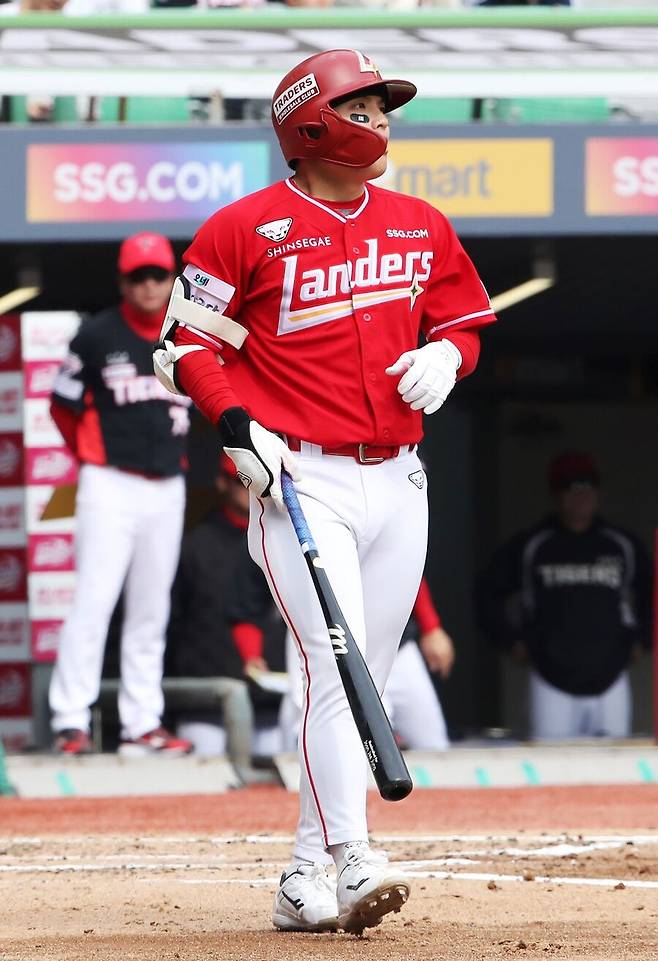 ▲ 시즌 초반 기대했던 경기력이 나오지 않고 있는 정준재 ⓒSSG랜더스