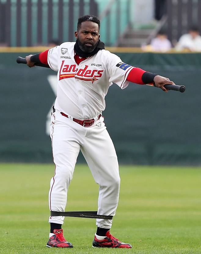 ▲ 에레디아는 8일 인천 한화전에서 두 차례 결정적인 기회를 모두 내야 뜬공으로 날리며 고개를 숙였다 ⓒSSG랜더스