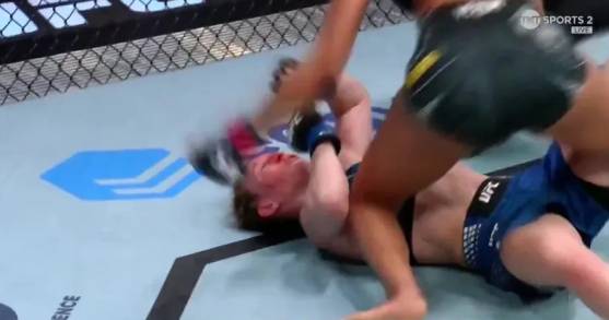 헤일리 코완(아래)이 앨리스 페레이라에게 니킥을 맞고 쓰러져 있다./사진=영국 더선 갈무리