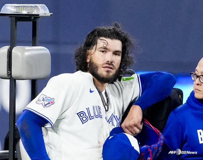 토론토의 코디 폰세가 지난 3월 31일(한국시간) 콜로라도전 3회 1, 3루에서 다쳐 교체되고 있다. /AFPBBNews=뉴스1