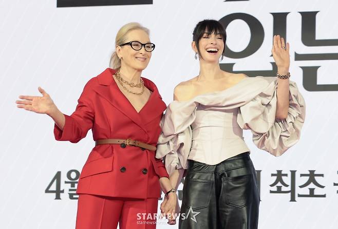 (서울=뉴스1) 권현진 기자 = 배우 메릴 스트립과 앤 헤서웨이(오른쪽)가 8일 서울 종로구 포시즌스 호텔 서울에서 열린 영화 '악마는 프라다를 입는다 2'(감독 데이빗 프랭클) 내한 기자간담회에서 포즈를 취하고 있다.  ‘악마는 프라다를 입는다 2’는 전설적인 패션 매거진 런웨이의 편집장 미란다(메릴 스트립 분)와 20년 만에 기획 에디터로 돌아온 앤디(앤 해서웨이 분)가 럭셔리 브랜드의 임원이 된 에밀리(에밀리 블런트 분)와 재회하고, 완전히 달라진 미디어 환경 속에서 다시 한 번 패션계의 주도권을 잡기 위해 모든 커리어를 거는 이야기다.  2026.4.8/뉴스1  Copyright (C) 뉴스1. All rights reserved. 무단 전재 및 재배포,  AI학습 이용 금지. /사진=(서울=뉴스1) 권현진 기자