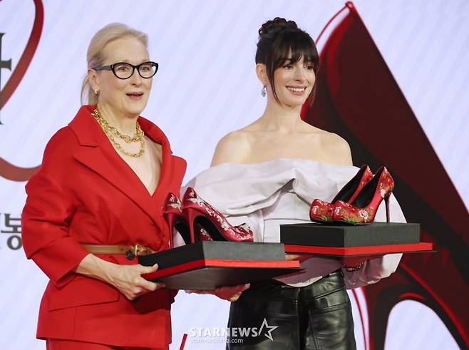 배우 메릴 스트립, 앤 해서웨이가 8일 오전 서울 종로구 포시즌스 호텔에서 진행된 영화 '악마는 프라다를 입는다 2' 내한 기자간담회에서 한국적인 디자인의 하이힐을 선물받은 뒤 기뻐하고 있다.  전설적인 패션 매거진 ‘런웨이’의 편집장 ‘미란다’와 20년 만에 기획 에디터로 돌아온 ‘앤디’가 럭셔리 브랜드의 임원이 된 ‘에밀리’와 재회하고, 완전히 달라진 미디어 환경 속에서 다시 한번 패션계의 주도권을 잡기 위해 모든 커리어를 거는 이야기 '악마는 프라다를 입는다2'는 오는 29일 개봉한다. /2026.04.08 /사진=이동훈 photoguy@