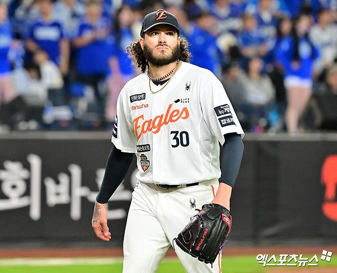 토론토 블루제이스 소식통 블루제이스 네이션은 8일(한국시간) 토론토 블루제이스의 우완 투수 코디 폰세가 무릎 수술을 받을 예정이며, 2026시즌 잔여 경기 결장 가능성 높다고 보도했다. KBO 한화 이글스 출신 폰세는 지난달 31일 캐나다 온타리오주 토론토의 로저스 센터에서 열린 콜로라도 로키스와의 2026 미국 메이저리그(MLB) 홈 경기에서 오른쪽 무릎 전방십자인대 염좌 부상을 입었다. 이로 인해 수술대에 오르면서 시즌 아웃이 예상됐다. 엑스포츠뉴스DB