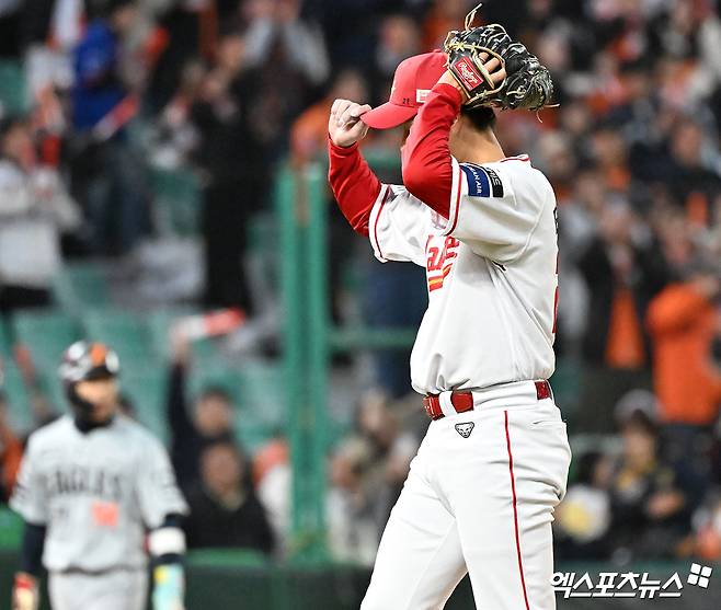 7일 오후 인천SSG랜더스필드에서 열린 '2026 신한 SOL Bank KBO리그' 한화 이글스와 SSG 랜더스의 경기, 3회초 무사 만루 SSG 타케다가 밀어내기 볼넷을 허용한 후 아쉬워하고 있다. 인천, 김한준 기자