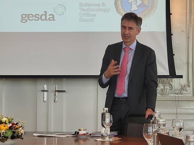 마르쿠스 라이트너 국장 (베른=연합뉴스) 김지헌 기자 = 스위스 외교부 마르쿠스 라이트너 아시아·태평양 국장이 3월 24일 스위스 베른에서 한국 취재진을 상대로 한국-스위스 양자관계에 대해 설명하고 있다. 2026.4.8
jk@yna.co.kr