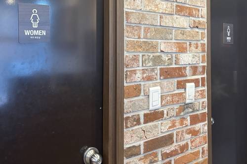 카페 화장실 외관 [촬영 이진주]