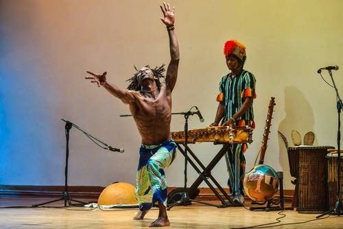 2014년 열린 춘천국제연극제에서 아프로-컨템포러리 춤을 선보이는 엠마 씨 [사진 박창현 Chad Park]